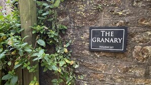 A stone wall with a sign that reads "THE GRANARY HOLIDAY LET". - Beautiful Barn Conversion With Wood-burning Stove (Yeovil)