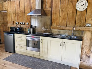 Casa de campo, varias camas | Cocina privada | Frigorífico, microondas, horno y placa de cocina