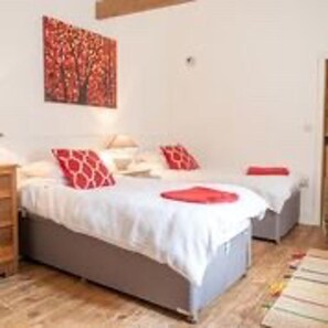 2 chambres, fer et planche à repasser, Wi-Fi gratuit, draps fournis