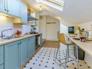 Fridge, microwave, oven, stovetop - Sea view, top floor coastal apartment on the marina (Neyland)