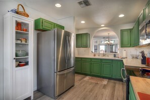 Refrigerador, microondas, horno y parrilla de estufa 