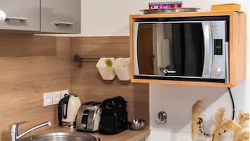 Réfrigérateur, micro-ondes, cafetière/bouilloire, bouilloire électrique