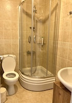 Deluxe Double Room | Bathroom | Shower, rainfall showerhead, hair dryer, towels