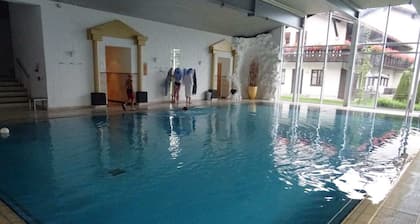 Chalet-studio mit Alpin-chic, GroĂzĂŒgiger Wellnessbereich, Natur pur