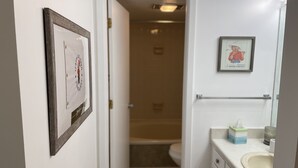Bathroom - La Vie No.2: 2  BR, 2  BA Condominium in Pinehurst, Sleeps 4 (Pinehurst)