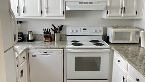 Private kitchen - La Vie No.2: 2  BR, 2  BA Condominium in Pinehurst, Sleeps 4 (Pinehurst)