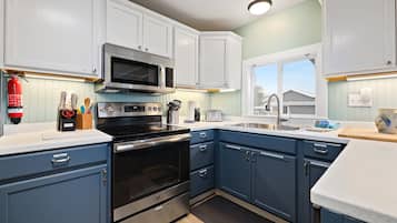 Fridge, microwave, dishwasher, coffee/tea maker