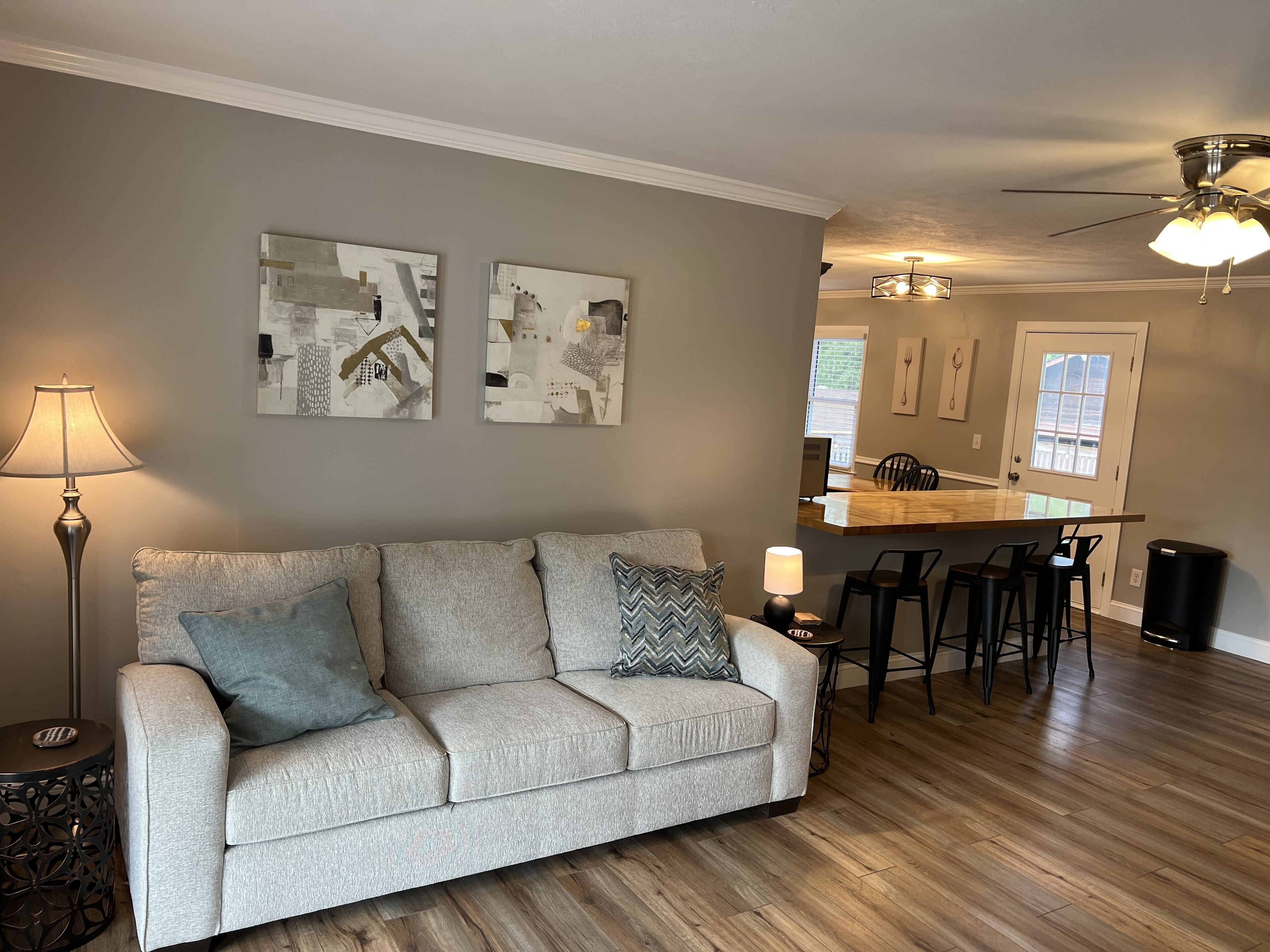 Smart-tv, een open haard en boeken