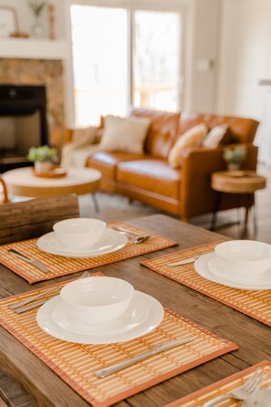 Dining - Hot Tub Mountain View Dog Friendly Modern Chalet (Linden)