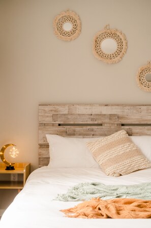 3 habitaciones, tabla de planchar con plancha y cuna de viaje 