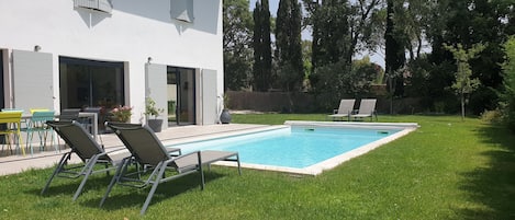 Una piscina al aire libre