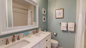 Combined shower/bathtub, hair dryer, towels