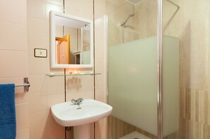 Regadera, secadora de cabello, bidet, toallas 