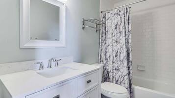 Combined shower/bathtub, hair dryer, towels, shampoo