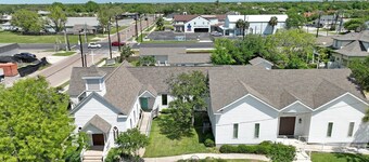Located in town, walking distance to marina and festival grounds. Cottage 1