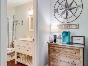 Combined shower/bathtub, hair dryer, towels