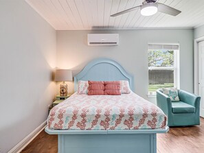 Tabla de planchar con plancha, wifi gratis, ropa de cama