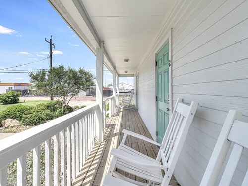 Cottage 2, Located in town, walking distance to marina and festival grounds.