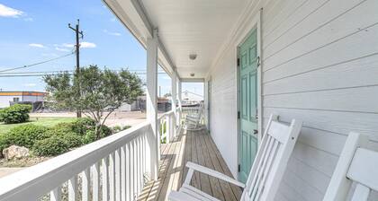 Cottage 2, Located in town, walking distance to marina and festival grounds.