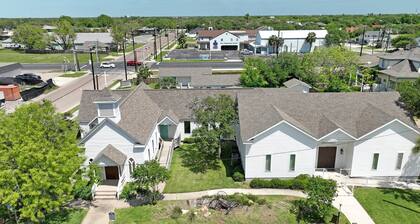 Located in town, walking distance to marina and festival grounds. Cottage 2