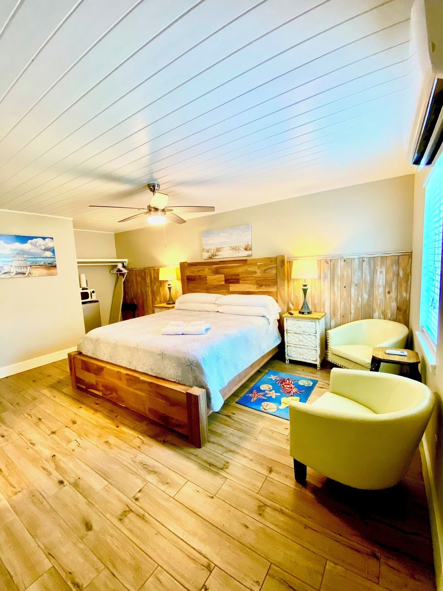 Tabla de planchar con plancha, wifi gratis y ropa de cama 