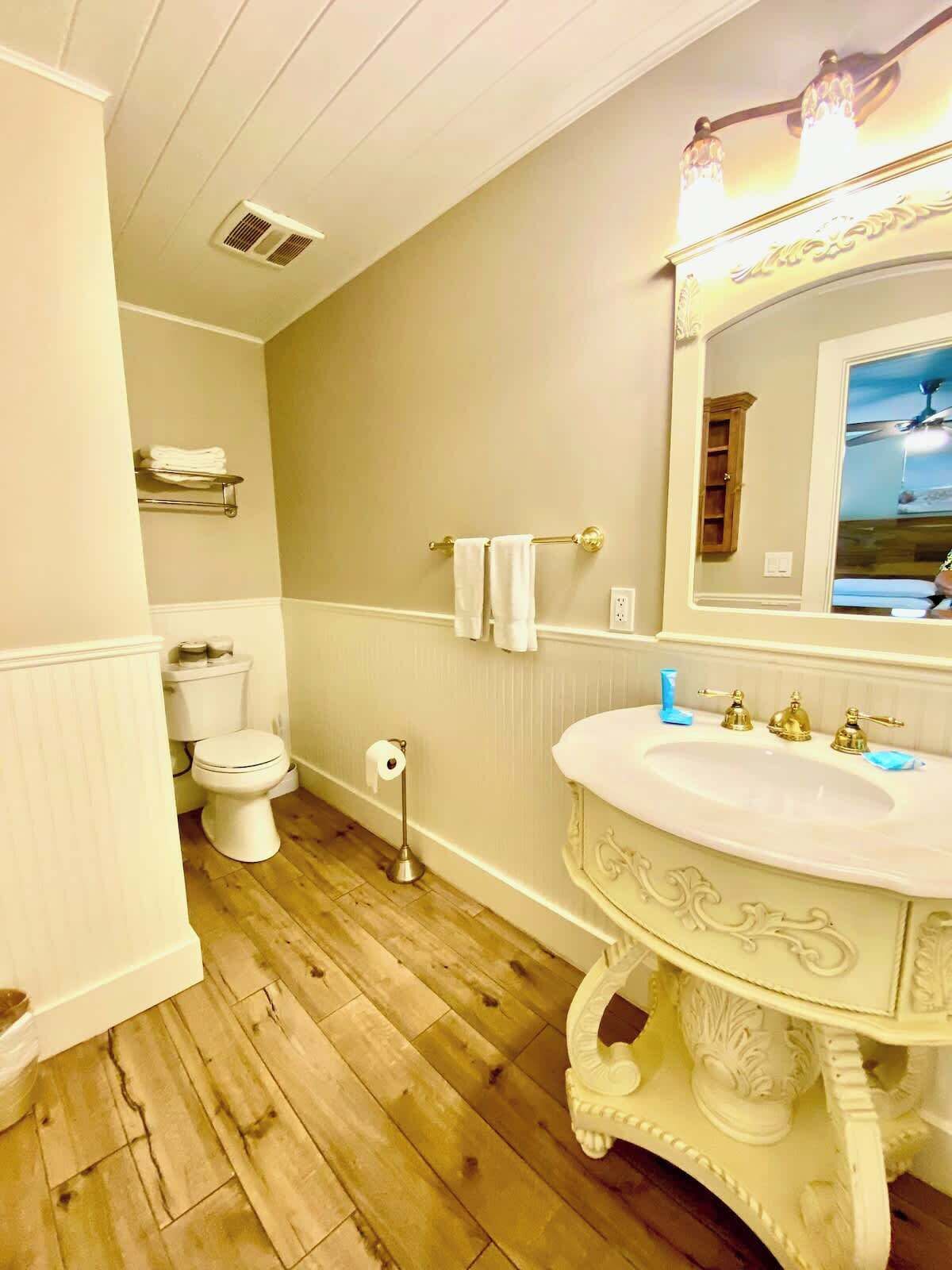 Combined shower/tub, hair dryer, towels