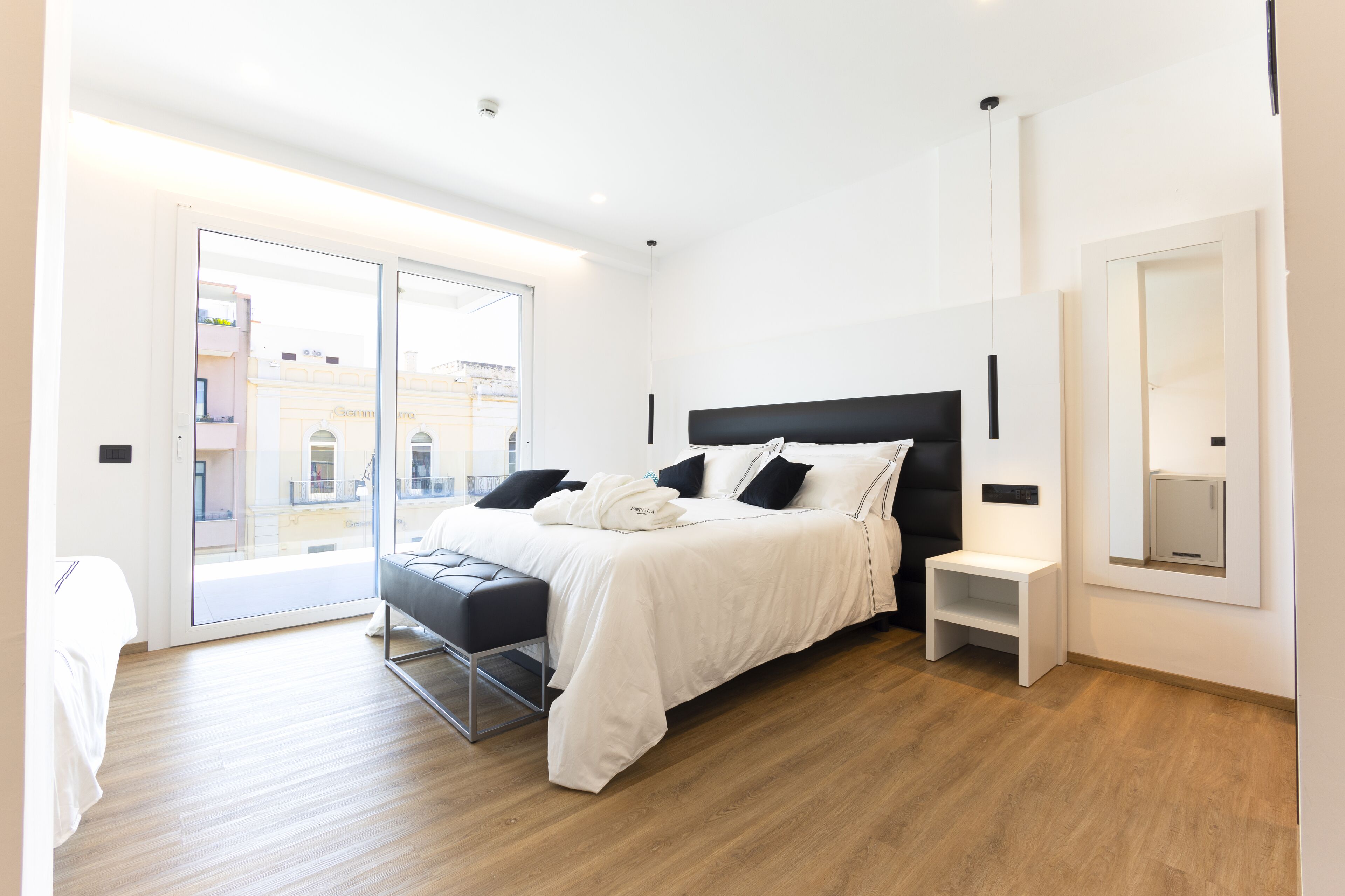 高级四人房 | 埃及棉床单、高档床上用品、羽绒被、记忆海绵床垫