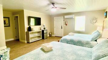 Bureau, fer et planche Ă repasser, Wi-Fi gratuit, draps fournis