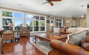 Smart-TV, DVD-Player, Bücher, Videothek