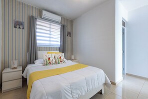 1 Schlafzimmer, Zimmersafe, Schreibtisch, Bügeleisen/Bügelbrett