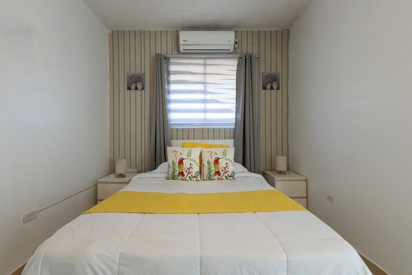 1 habitación, caja de seguridad en la habitación y escritorio 