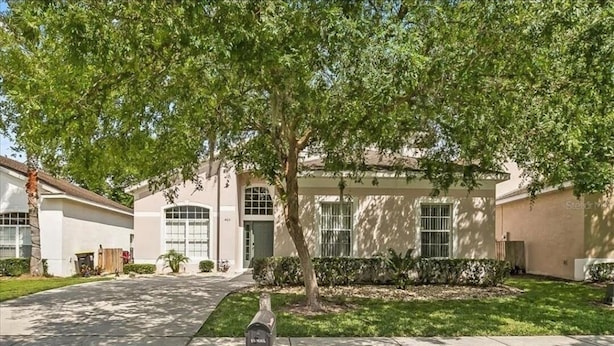 A residential building with a driveway, mailbox, and well-maintained lawn. - Lovely Villa with a pool/ Ideal for long stays / Message for discounts. (Davenport)
