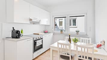 Fridge, oven, stovetop, dishwasher