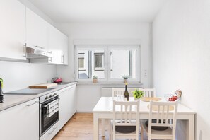 Réfrigérateur, un four, surface de cuisson, lave-vaisselle