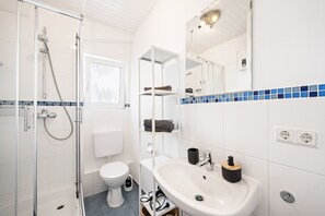 Douche, séchoir à cheveux, serviettes fournies, savon