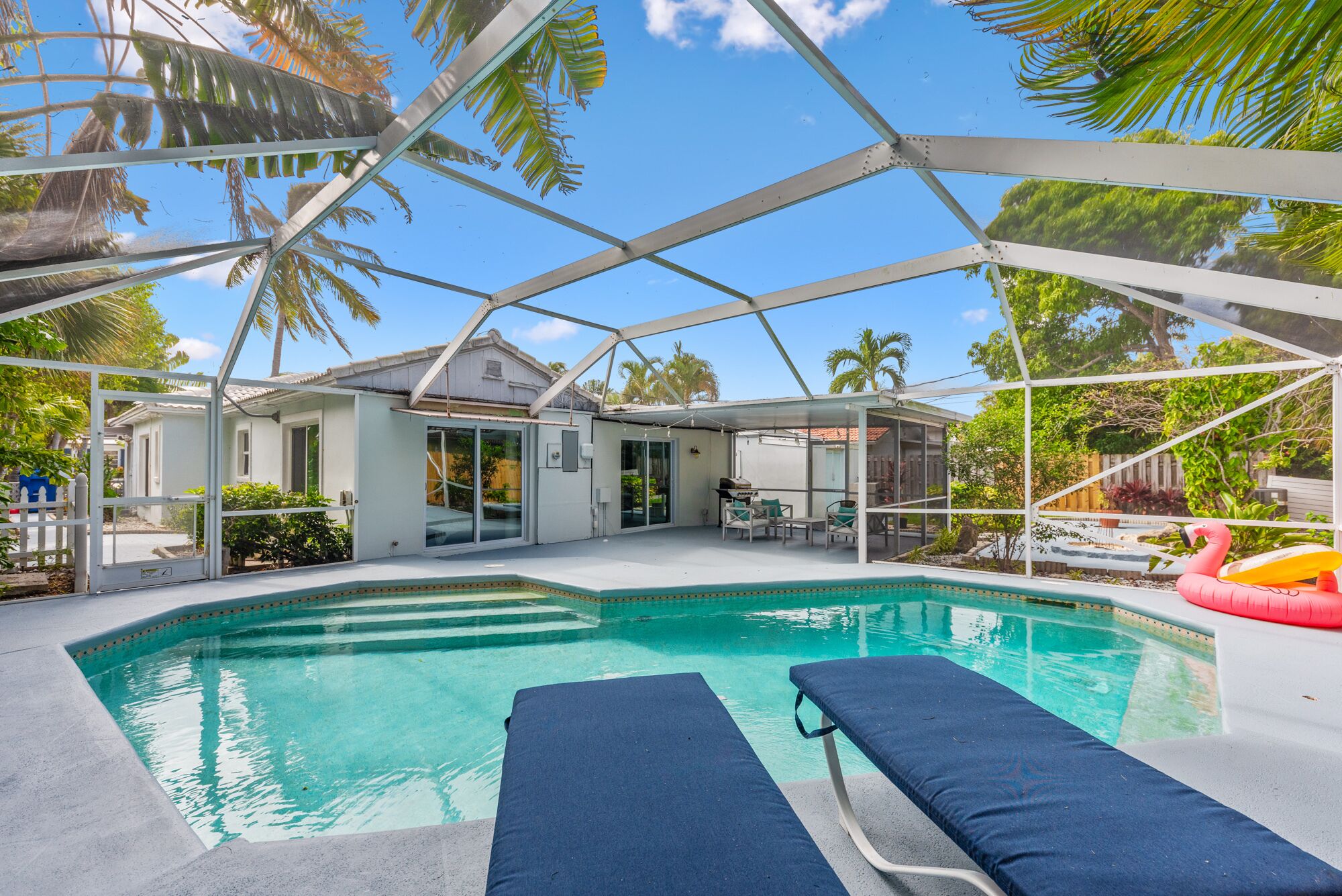 5 min Walk to Beach ~ Pool ~ Beach Chairs