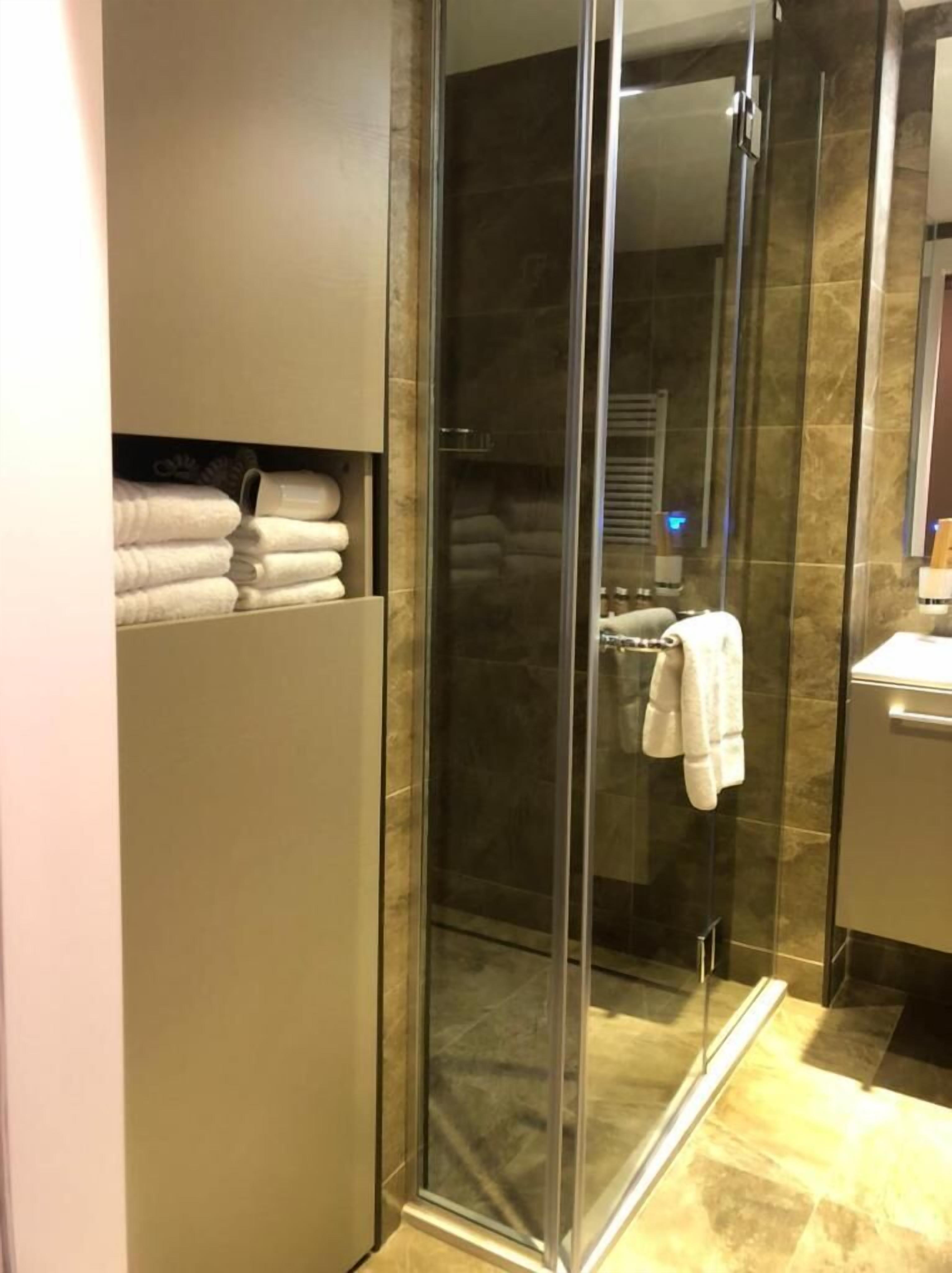 Slippers, towels