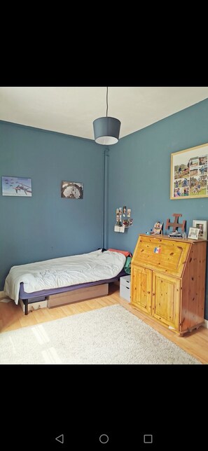 5 bedrooms, iron/ironing board, free WiFi, bed sheets