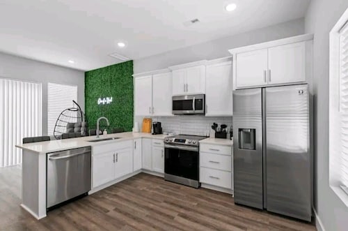 One Of A Kind townhouse with mountainline views of the city