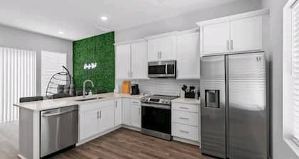 One Of A Kind townhouse with mountainline views of the city