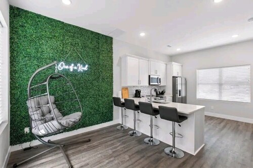 One Of A Kind townhouse with mountainline views of the city