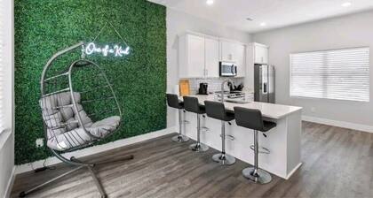 One Of A Kind townhouse with mountainline views of the city