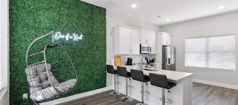 One Of A Kind townhouse with mountainline views of the city