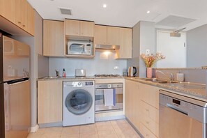 Kühlschrank, Mikrowelle, Ofen, Geschirrspüler