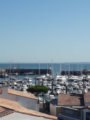 appartement petit immeuble  tout  sur port et mer 5 min plage