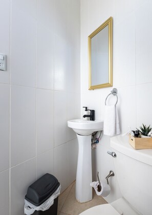 Douche, sĂšche-cheveux, serviettes fournies, savon