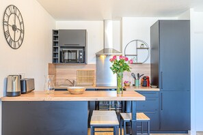 Réfrigérateur, micro-ondes, four, lave-vaisselle