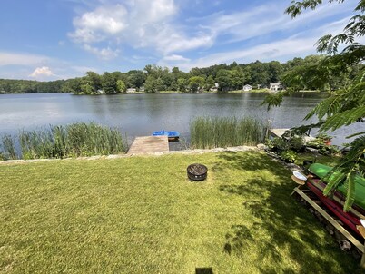 Lake Front home, dock w/2 kayaks, firepit, grill, pedal boat. Lv2 EV charger