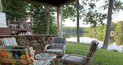 Lake Front home, dock w/2 kayaks, firepit, grill, pedal boat. Lv2 EV charger