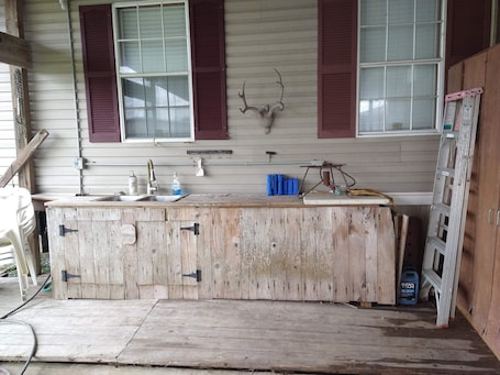 Interior. Fishing Camp sleeps 12, fully equipped. Screened in porch. 5 minutes from marina